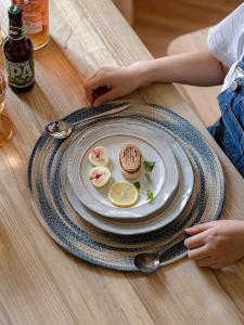 Handcrafted Dining Table Mat Heat Resistant Pad Luxury Creative Restaurant Bowl Dish Pad Circular 38x38cm Size Wood Pulp Paper
