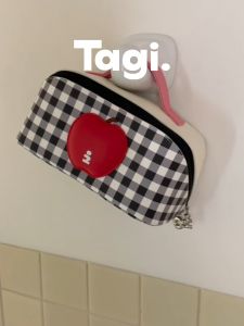 Tagi. Apple Cosmetic Bag กระเป๋าเครื่องสำอาง ผ้าเดนิม แบบพกพา กันน้ำ น่ารักสำหรับการเดินทาง ถุงกระสอบ มีซิป กระเป๋า