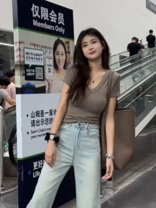 เสื้อยืดคอกลมแขนสั้นทรงสลิมฟิตสำหรับผู้หญิงในช่วงฤดูร้อนปี 2024 เสื้อเชิ้ตผู้หญิงสไตล์อเมริกันสุดแซ่บ