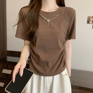 เสื้อตัวสั้นจับจีบมีเชือกรูดด้านข้างแบบไม่สม่ำเสมอใส่คู่กับชุดผู้หญิงไซส์ใหญ่เสื้อยืดแขนสั้นมีโซ่มีดีไซน์นิยมในคนกลุ่มหนึ่ง