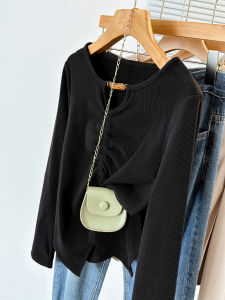 เสื้อยืดคอกว้างแขนยาวทรงเข้ารูปสไตล์ฝรั่งเศสไซส์ใหญ่สำหรับผู้หญิงในฤดูใบไม้ผลิและฤดูใบไม้ร่วง เสื้อชั้นในทรงเข้ารูปไม่สมมาตร