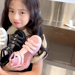 (Full box hàng cao cấp)Mã D05-Sandal cho bé gái dép chiến binh quai da tết hàng Quảng Châu cao cấp cho bé từ 3 tuổi đến 10 tuỏi