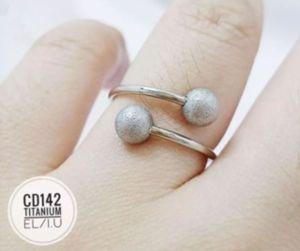Cincin motif bola titanium anti karat