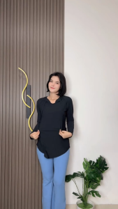 MOOTA Arunika Atasan Olahraga Hoodie Wanita Lengan Panjang Sport Oversized Gym Workout\\n\\n Mengenal MOOTA Arunika Atasan Olahraga\\n\\nMOOTA Arunika Atasan Olahraga Hoodie Wanita Lengan Panjang Sport Oversized Gym Workout adalah pilihan tepat untuk aktivitas fisik Anda. Desainnya yang unik dan fitur-fiturnya yang menarik membuat produk ini menjadi pilihan favorit bagi banyak wanita.\\n\\n Desain & Fitur\\n\\nMOOTA Arunika Atasan Olahraga memiliki desain yang sporty dan modern, dengan hoodie lengan panjang yang cocok untuk berbagai jenis olahraga. Atasan olahraga wanita oversized ini juga dilengkapi dengan kantong saku di bagian depan, yang sangat berguna untuk menyimpan barang-barang kecil selama berolahraga. Selain itu, produk ini memiliki bahan yang nyaman dan adem, serta mudah menyerap keringat.\\n\\n Keunggulan Produk\\n\\nMOOTA Arunika Atasan Olahraga memiliki beberapa keunggulan yang menjadikannya pilihan tepat bagi Anda yang mencari atasan olahraga wanita yang nyaman dan berkualitas. Beberapa keunggulan produk ini antara lain:\\n\\n- Desain yang sporty dan modern\\n- Bahan yang nyaman dan adem\\n- Mudah menyerap keringat\\n- Dilengkapi dengan kantong saku di bagian depan\\n- Cocok untuk berbagai jenis olahraga\\n\\n Bagaimana Memilih Atasan Olahraga yang Tepat?\\n\\nPada dasarnya, memilih atasan olahraga yang tepat sangat penting untuk mendukung aktivitas fisik Anda. Berikut adalah beberapa pertimbangan yang perlu diperhatikan:\\n\\n Pertimbangan Ukuran dan Warna\\n\\nUkuran dan warna adalah dua hal yang perlu dipertimbangkan saat memilih atasan olahraga. Pastikan ukuran atasan olahraga yang Anda pilih sesuai dengan tubuh Anda, agar nyaman dan tidak mengganggu gerakan saat berolahraga. Selain itu, pilih warna yang Anda sukai dan cocok dengan gaya Anda.\\n\\n Kualitas Bahan\\n\\nKualitas bahan juga merupakan faktor penting yang perlu dipertimbangkan saat memilih atasan olahraga. Pastikan atasan olahraga yang Anda pilih terbuat dari bahan yang nyaman dan adem, serta mudah menyerap keringat. Hal ini akan membantu Anda merasa lebih nyaman selama berolahraga.\\n\\n Cara Maksimalkan MOOTA Arunika Atasan Olahraga\\n\\nUntuk mendapatkan hasil maksimal dari MOOTA Arunika Atasan Olahraga, berikut adalah beberapa tips penggunaan dan perawatan:\\n\\n Tips Penggunaan\\n\\n- Pastikan ukuran atasan olahraga yang Anda pilih sesuai dengan tubuh Anda\\n- Gunakan atasan olahraga ini untuk berbagai jenis olahraga, seperti gym, workout, dan lainnya\\n- Jangan lupa untuk membersihkan atasan olahraga setelah digunakan\\n\\n Perawatan Atasan Olahraga\\n\\n- Cuci atasan olahraga secara teratur untuk menjaga kebersihan dan kenyamanan\\n- Gunakan deterjen yang sesuai dengan jenis bahan atasan olahraga\\n- Jemur atasan olahraga di tempat teduh dan hindari sinar matahari langsung\\n\\n MOOTA Arunika Atasan Olahraga vs Produk Serupa\\n\\nBerikut adalah perbandingan antara MOOTA Arunika Atasan Olahraga dengan produk serupa:\\n\\n Perbandingan Fitur\\n\\n| Fitur | MOOTA Arunika Atasan Olahraga | Produk Serupa |\\n| --- | --- | --- |\\n| Desain | Sporty dan modern | Berbagai desain |\\n| Bahan | Nyaman dan adem | Berbagai jenis bahan |\\n| Kantong saku | Ada | Tidak ada |\\n| Harga | Terjangkau | Berbagai harga |\\n\\n Perbandingan Harga\\n\\nMOOTA Arunika Atasan Olahraga memiliki harga yang terjangkau dibandingkan dengan produk serupa. Namun, harga dapat bervariasi tergantung pada toko dan penjual. Pastikan untuk membandingkan harga dari berbagai sumber sebelum membeli.\n}