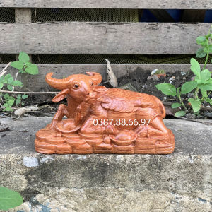 Tượng con trâu tài lộc linh vật tuổi sửu dài 20cm mẫu mới chất liệu gỗ hương
