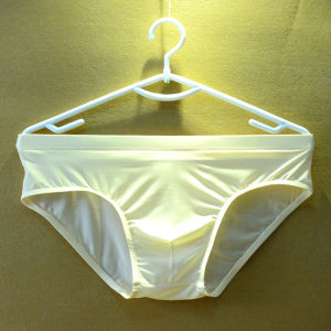 กางเกงชั้นในชายผ้าไหมน้ำแข็งทรงสามเหลี่ยมไร้ตะเข็บระบายอากาศได้ดี กางเกงชั้นในชายทรงสามเหลี่ยมแบบโปร่งใสไร้ตะเข็บสำหรับฤดูร้อน