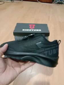 KIDZTUBS Sepatu Sekolah Anak Laki Laki Perempuan Warna Hitam Murah Gratis Kaos Kaki Perekat Umur 6-10 Tahun -Sepatu170419824