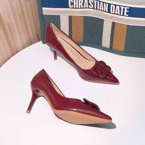 รองเท้าส้นสูงหนังทาสีทรงหัวแหลมสำหรับผู้หญิง รองเท้าทำงานแบบลำลอง ส้นสูง 5-8 ซม. วัสดุด้านในเป็นหนังเทียม วัสดุด้านนอกเป็นยาง