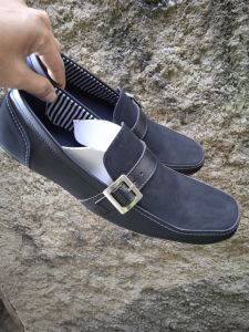 Sepatu model santai untuk pria dewasa