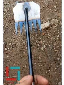 Alat Kebun Taman Garuk Mini Serbaguna /Bahan Plat Besi Baja Sepuh/Pencabut Rumput/Pengembur tanah/ Pacul Cangkul Garpu untuk Berkebun dan Bertani