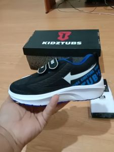 KIDZTUBS: Sepatu Sekolah Anak Laki-laki Warna Hitam Murah & Tali Perekat Rekat