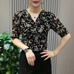 เสื้อยืดแขนสั้นผ้าตาข่ายคอวีลายตัวอักษรสำหรับผู้หญิงในช่วงฤดูร้อน เสื้อผ้าทำงานสไตล์เกาหลีทรงสลิมฟิต ผ้าตาข่ายเนื้อนุ่ม