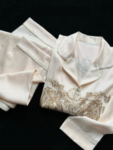 ชุดนอนผ้าไหมไหมน้ำแข็งแขนยาวผู้หญิงฤดูใบไม้ผลิและฤดูใบไม้ร่วง ชุดนอนผ้าไหมบางลายผีเสื้อ ชุดอยู่บ้านฤดูร้อน ชุดนอนผ้าไหมเนื้อนุ่มสบาย