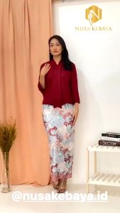 Setelan Kebaya Kutubaru Floy Bahan Katun Baloteli Set Rok Span Batik Motif Terbaru / Kebaya Wisuda Modern Warna Navy Marun Moka Pink Dusty Silver Abu Gold Kuning Merah Hitam Putih  Kebaya Murah Terbaru Terlaris Kekinian ( Floy Baloteli ) Nusa Kebaya