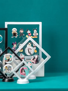 กรอบใส่พระ กล่องฟิล์มใส โปร่งใสและกันฝุ่น พร้อมฐาน ชั้นวางตุ๊กตา กรอบด้านนอกผลิตจากพลาสติก กรอบเก็บผิวพระ น้ำหนักเบา