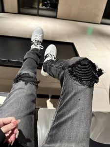 กางเกงยีนส์จับจีบมีรูขาดปลอมอินเทรนด์สไตล์ FOG ไฮสตรีทสไตล์ยุโรปและอเมริกากางเกงขายาวเข้ารูปแมตช์ชุดง่ายแบบเดียวกันในฤดูร้อนสำหรับผู้ชายและผู้หญิง