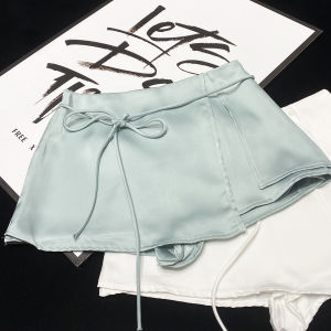 กระโปรงทรงเอผ้าซาตินเนื้อเงา กระโปรงสั้นทรงเอเอวสูง ฤดูร้อน 2024 กระโปรงสั้นผ้าซาตินเนื้อเงาแบบไม่สมมาตร กระโปรงสั้นป้องกันแสง