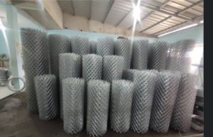 kawat pagar harmonika galvanis panjang 5 meter tinggi 1 meter lubang 6x6 cm.