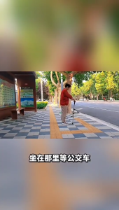 🚀【Smart 2-in-1 Walking Stick with Seat】Transform Instantly from Cane to Chair! 🔥Design for Elderly Mobility & Safety