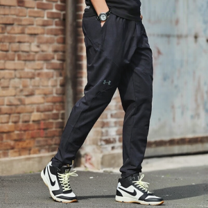 Under Armour | กางเกงวิ่งผู้ชายเบาสบายใส่พอดี
