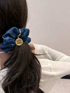 จี้ตัวอักษรแฟชั่นพรีเมี่ยม ผ้าเดนิม ยางรัดผม รัดผมหางม้า ตกแต่งผม หางม้า รัดผม ตกแต่งผม เครื่องประดับผม