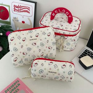 URBAG เฮลโลคิตตี้ กระเป๋าเครื่องสำอางแต่งหน้า จุได้มาก ผ้าฝ้ายควิลท์ กระเป๋าใส่เครื่องเขียน มัลติฟังก์ชั่ กระเป๋าเครื่องอาบน้ำ การเดินทางการเดินทาง