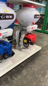 เครื่องพ่นปุ๋ย พ่นน้ำ พ่นลม หว่านข้าว RAMPAM ตราแรด 26 ลิตร 2จังหวะ คาร์บูลูกลอย ลิ้นสแตนเลส 3 นิ้ว รุ่นใหม่ปี2022