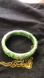 Vòng Tay Nữ Đá Cẩm Thạch Tự Nhiên Bản Vuông Chạm Rồng Ni 54mm x Cao 11mm chạm 2 Con Rồng Lượn màu Trắng Xanh nhẹ đẹp 52kg - 56kg đeo có 1599k ạ