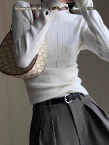 เสื้อชั้นในถักคอสูงครึ่งตัวสำหรับผู้หญิง ฤดูใบไม้ร่วง/ฤดูหนาว 2025 ใหม่ ดีไซน์เรียบง่าย หรูหรา ไม่ซ้ำใคร เสื้อชั้นในสุดเก๋