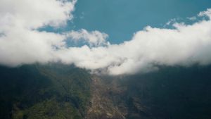 K&F Concept Aksesoris Set untuk GoPro Hero, DJI Osmo Action & Insta360 Head Strap\\n\\nK&F Concept Aksesoris Set adalah pilihan sempurna bagi penggemar fotografi aksi dan video, terutama jika Anda menggunakan GoPro Hero, DJI Osmo Action, atau Insta360. Dalam artikel ini, kita akan membahas fitur utama dari set aksesoris ini, cara menggunakannya, serta kelebihan dan keuntungan yang ditawarkan.\\n\\n Aksesoris GoPro Hero & DJI Osmo Action\\n\\n Aksesoris Kamera Action: Head Strap & Wrist Strap\\n\\nK&F Concept Aksesoris Set hadir dengan dua aksesoris penting: Head Strap dan Wrist Strap. Kedua aksesoris ini sangat penting untuk meningkatkan kenyamanan dan fleksibilitas saat mengambil foto atau merekam video dengan kamera aksi Anda.\\n\\n Fitur Utama K&F Concept Accessories Set\\n\\nBeberapa fitur utama dari K&F Concept Aksesoris Set adalah:\\n\\n- Kompatibel dengan GoPro Hero, DJI Osmo Action, dan Insta360\\n- Head Strap yang nyaman dan ergonomis\\n- Wrist Strap yang kuat dan tahan lama\\n- Didesain dengan bahan berkualitas tinggi\\n\\n Insta360 Head Strap\\n\\n Cara Menggunakan Head Strap untuk Insta360\\n\\nUntuk menggunakan Head Strap dengan Insta360, ikuti langkah-langkah berikut:\\n\\n1. Pasang kamera Insta360 Anda ke Head Strap dengan hati-hati.\\n2. Sesuaikan posisi Head Strap agar nyaman di kepala Anda.\\n3. Mulai merekam video atau mengambil foto sesuai kebutuhan.\\n\\n Kelebihan dan Keuntungan Head Strap\\n\\nHead Strap K&F Concept memiliki beberapa kelebihan dan keuntungan, antara lain:\\n\\n- Meningkatkan kenyamanan saat merekam video atau mengambil foto dalam waktu lama\\n- Memungkinkan Anda untuk bergerak secara bebas dan tanpa batasan\\n- Membantu menjaga kamera tetap stabil saat merekam video atau mengambil foto\\n\\n Wrist Strap untuk Kamera\\n\\n Cara Menggunakan Wrist Strap\\n\\nUntuk menggunakan Wrist Strap dengan kamera Anda, ikuti langkah-langkah berikut:\\n\\n1. Pasang Wrist Strap ke kamera Anda dengan hati-hati.\\n2. Sesuaikan posisi Wrist Strap agar nyaman di pergelangan tangan Anda.\\n3. Mulai merekam video atau mengambil foto sesuai kebutuhan.\\n\\n Kelebihan dan Keuntungan Wrist Strap\\n\\nWrist Strap K&F Concept memiliki beberapa kelebihan dan keuntungan, antara lain:\\n\\n- Meningkatkan kenyamanan saat merekam video atau mengambil foto dalam waktu lama\\n- Memungkinkan Anda untuk bergerak secara bebas dan tanpa batasan\\n- Membantu menjaga kamera tetap stabil saat merekam video atau mengambil foto\\n\\nDengan K&F Concept Aksesoris Set, Anda dapat menikmati pengalaman fotografi aksi dan video yang lebih baik dan nyaman. Pastikan untuk mempertimbangkan set aksesoris ini jika Anda adalah penggemar fotografi aksi dan video.\n}