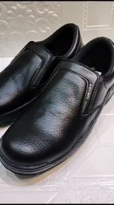 SEPATU SLIP ON SAFETY OXLAY KARET SAMPING PENDEK HITAM DAN COKLAT UJUNG BESI SOL KELILING PRIA