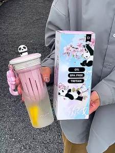 2025 ใหม่แพนด้าซากุระ tritan ถ้วยน้ำวัสดุเกรดแม่และเด็กถ้วยน้ำแบบพกพาที่มีมูลค่าสูงและความจุขนาดใหญ่