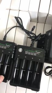 18650 Battery AAA / AA Rechargeable Battery Universal Smart Fast Charger USB 4 Slot Charger Lithium Compatible Charger