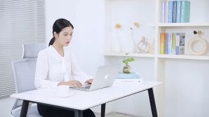 Gối massage cổ vai gáy lưng đa năng thiết kế túi khí phía sau và 20 đầu massage đảo chiều liên tục. Gối massage 20 bi hồng ngoại cao cấp có túi khí nâng hạ