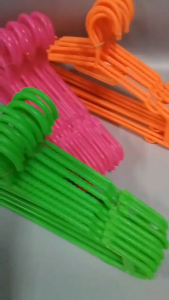 12PCS PLASTIC ROUND HANGER WITH NON SLIP HOOK CLOTHES HANGER ORGANIZER