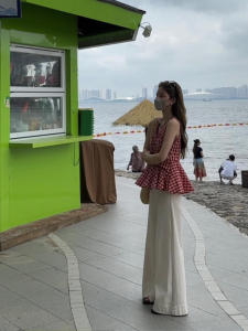 เสื้อกั๊กแขนกุดคอวีลายสก็อตสีแดงสไตล์ฮ่องกงย้อนยุคสำหรับผู้หญิงในช่วงฤดูร้อน เสื้อคลุมกันหนาวแบบลำลองที่สวมใส่สบาย