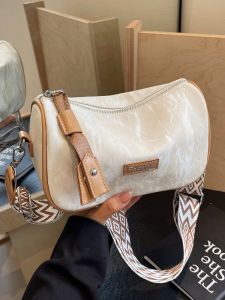 Textured Pillow Bag Crossbody Bag Casual Versatile Wide Shoulder Strap Beige Small Fashionable Bag for Leisure And Daily Use