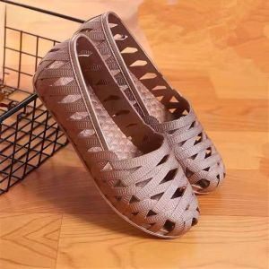 รองเท้าแตะพื้นแบนแบบมีรูสำหรับผู้หญิงในช่วงฤดูร้อนปี 2024 รองเท้าแตะแบบสวมส้นเตี้ยสไตล์เกาหลีแฟชั่นที่สวมใส่สบายและทนทาน