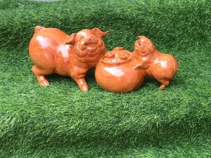 Tượng heo đôi phong thủy chồm hũ vàng thích hợp deco trang trí nhà cửavăn phòngcông ty quà tặng tân gia . kt 40/15/12 và 50/18/17