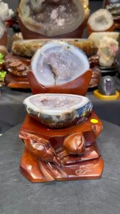 nice purple agate jubaopen🔮天然玛瑙紫晶聚宝盆 外皮抛光打磨 蓝黄玛瑙外皮 盆里白玛瑙边 亮紫晶体结晶 带些红娇花 🆓附送: 特制雕刻实木底座  整体高: 22cm  底座宽: 16x18cm  总重: 2.65kg 玛瑙宽: 13.5cm  洞深: 2cm  净重: 1.6kg