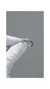 แหวนเงินแท้เม็ดชูฝังเพชร Moissanite 0.3 กะรัต ทรงกลม ก้านลายถักฝังบ่าข้าง ชุบทองคำขาว