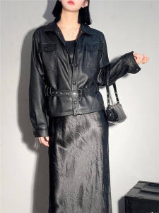 เสื้อแจ็คเก็ตหนังสุดเก๋ไก๋สไตล์ย้อนยุคสำหรับผู้หญิง ฤดูใบไม้ผลิ 2025 ใหม่ ทรงเข้ารูป ดีไซน์เรียบง่าย ดีไซน์เก๋ไก๋ แขนยาว ปกคอกลม