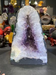 nice small amethyst geode withdark green skin agate and natural calcite 💯天然紫晶洞 黑玛瑙边带绿幽灵👍 左侧底部一大颗黄方解石共生 紫晶体带有黑碧玺共生👍 (如定制实木底座另加RM60)optional  高height: 25.5cm 宽width: 17.5cm x 13cm 洞深hole: 3cm 重weight: 6.6kg