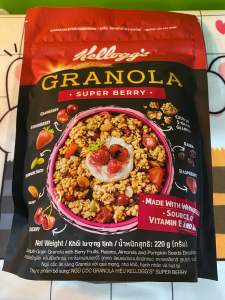 Ngũ cốc ăn sáng Granola Kelloggs với quả mọng nho khô hạnh nhân và hạt bí 220g