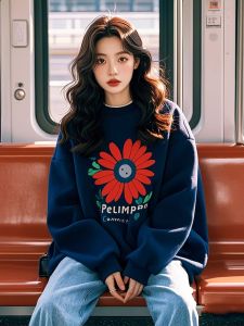 เสื้อสเวตเตอร์คอกลมพิมพ์ลายสีน้ำเงินเข้มสำหรับผู้หญิง ทรงหลวม แขนยาว ปกติ ฤดูใบไม้ผลิและฤดูใบไม้ร่วง สไตล์อเมริกันย้อนยุค เสื้อผ้าทำงานสไตล์เกาหลี