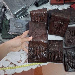 VÍ NAM DA CÁ SẤU . MÓNG CÁ SẤU . 1 MẶT . MÀU NÂU ĐẤT