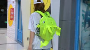 กระเป๋าเป้สะพายหลังไดโนเสาร์น่ารัก ผ้าใบพรีเมียม สำหรับเด็กเล็ก พร้อมช่องใส่ของ