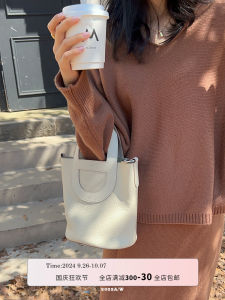 Rachoice กระเป๋าทรงถังกระเป๋าผู้หญิงหนังแท้สีขาวดูแพงแมทช์ลุคง่ายกระเป๋าทรงตะกร้าผักทรงจมูกหมูกระเป๋าถือ