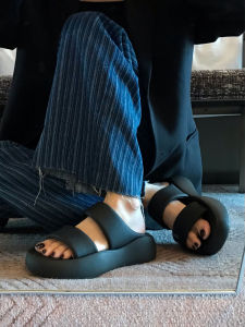 รองเท้าแตะแบบสวมส้นหนาสำหรับกลางแจ้ง ส้นแบน ทรงหัวมน หนังแท้ พื้นยาง กันลื่น รองเท้าแตะแบบสวมสำหรับผู้หญิง