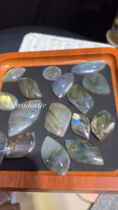 拉丝 千层拉长石 无孔 裸牌 💰RM28/pc 👇 名称: Flashy Labradorite 拉长石 颗颗带光 📌先选选🉐